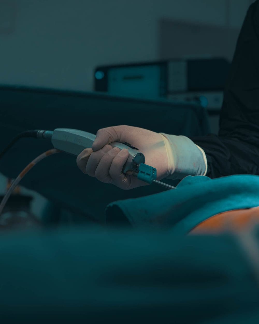 El Dr. Luciano Ríos Lara operando en el Hospital Ángeles Clínica Londres