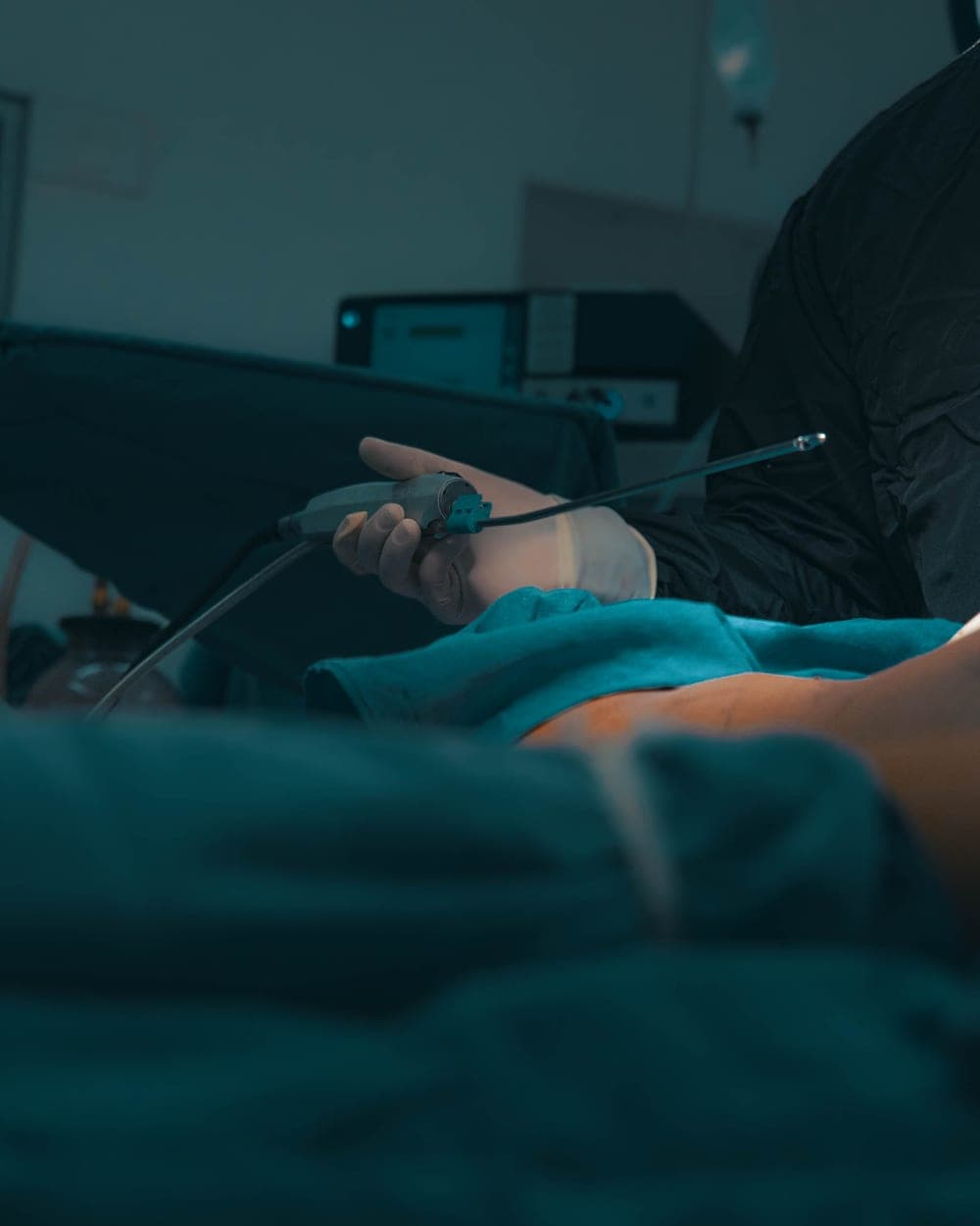 El Dr. Luciano Ríos Lara operando en el Hospital Ángeles Clínica Londres