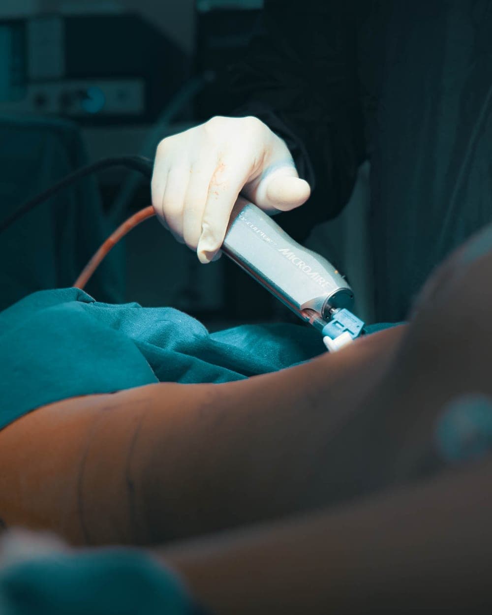 El Dr. Luciano Ríos Lara operando en el Hospital Ángeles Clínica Londres