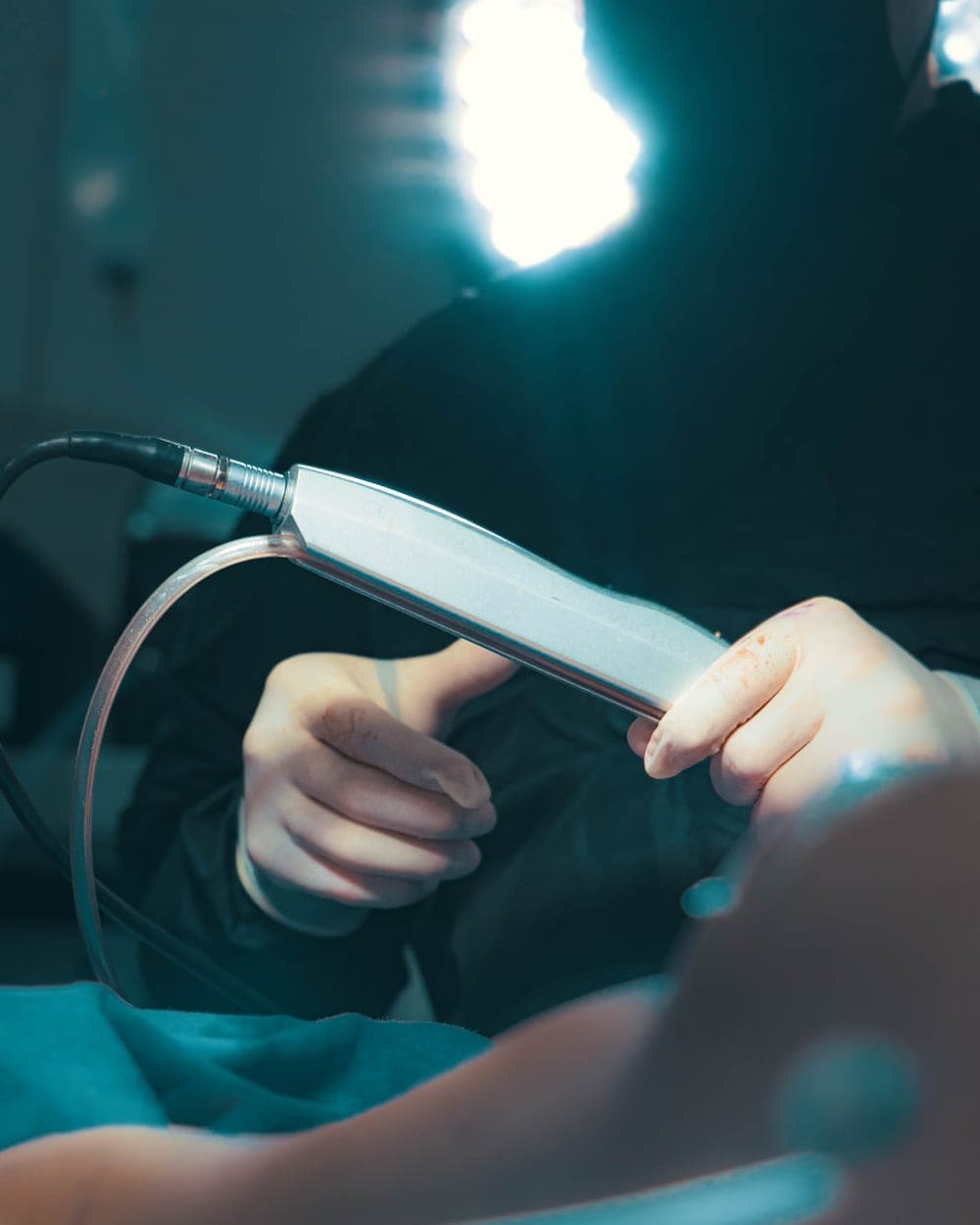 El Dr. Luciano Ríos Lara operando en el Hospital Ángeles Clínica Londres