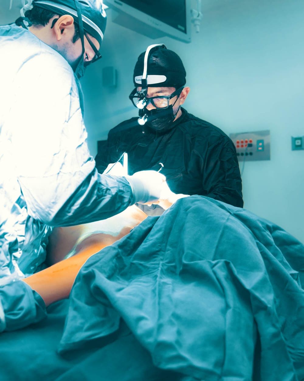 El Dr. Luciano Ríos Lara operando en el Hospital Ángeles Clínica Londres