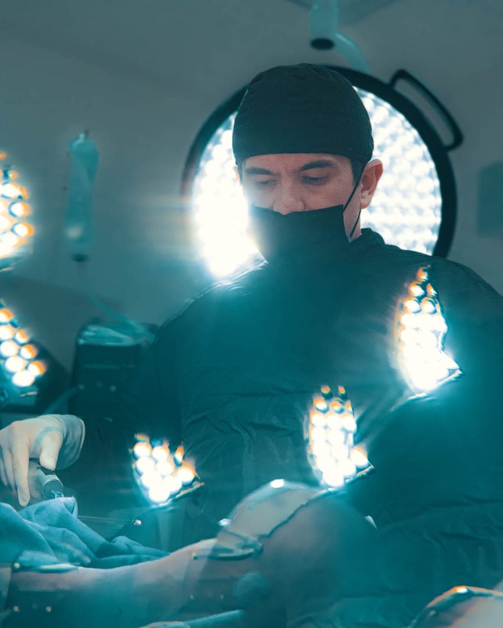 El Dr. Luciano Ríos Lara operando en el Hospital Ángeles Clínica Londres