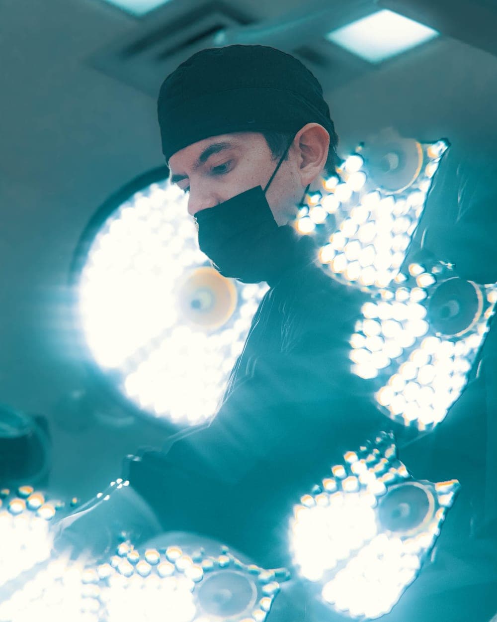 El Dr. Luciano Ríos Lara operando en el Hospital Ángeles Clínica Londres