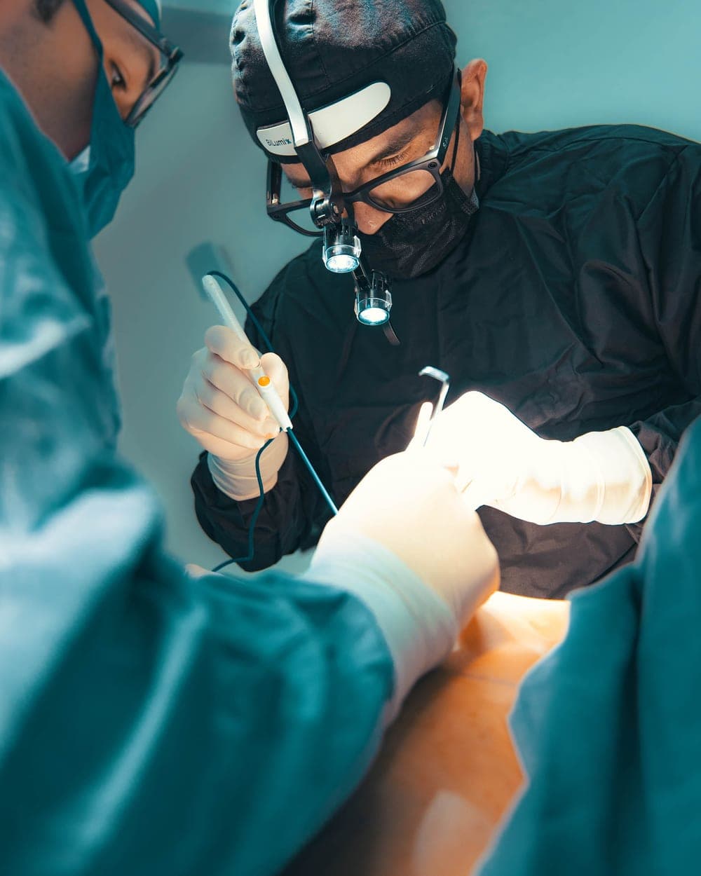 El Dr. Luciano Ríos Lara operando en el Hospital Ángeles Clínica Londres