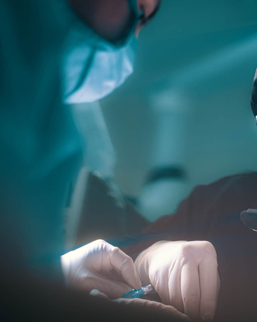 El Dr. Luciano Ríos Lara operando en el Hospital Ángeles Clínica Londres
