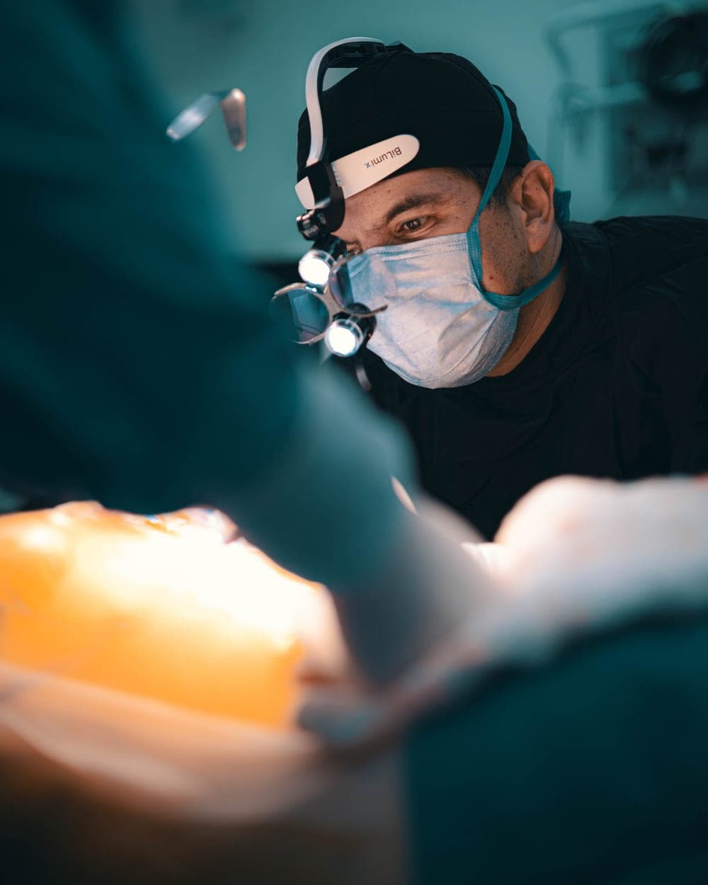 El Dr. Luciano Ríos Lara operando en el Hospital Ángeles Clínica Londres