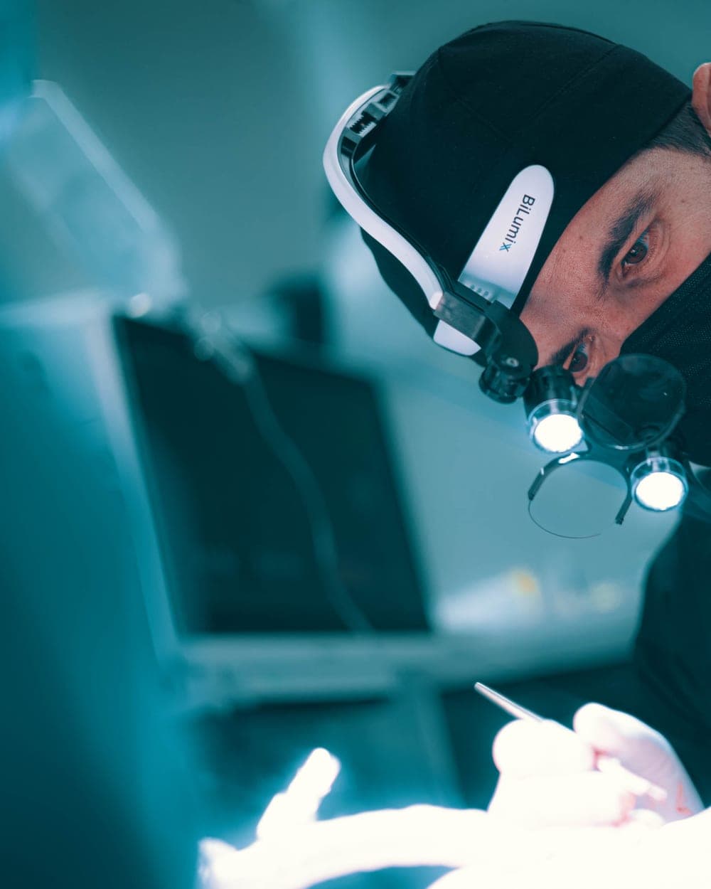 El Dr. Luciano Ríos Lara operando en el Hospital Ángeles Clínica Londres