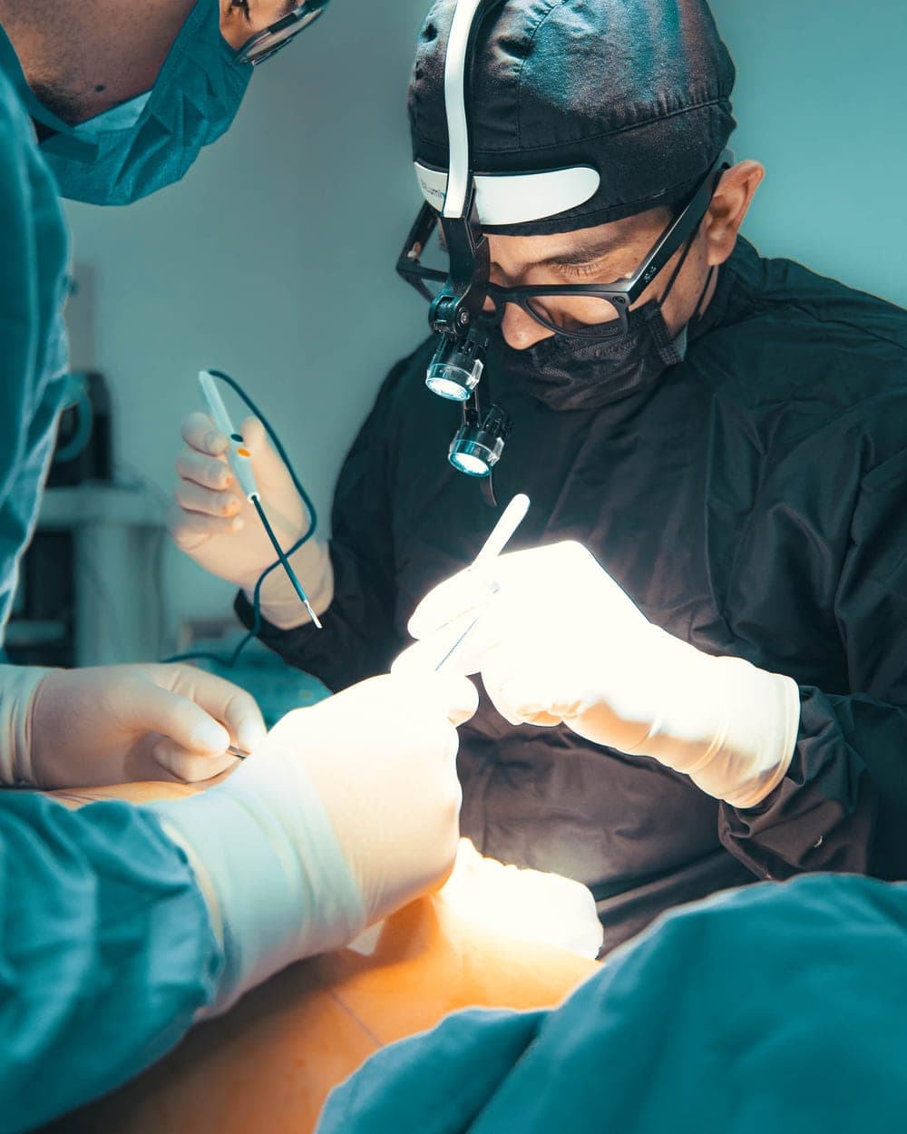 El Dr. Luciano Ríos Lara operando en el Hospital Ángeles Clínica Londres