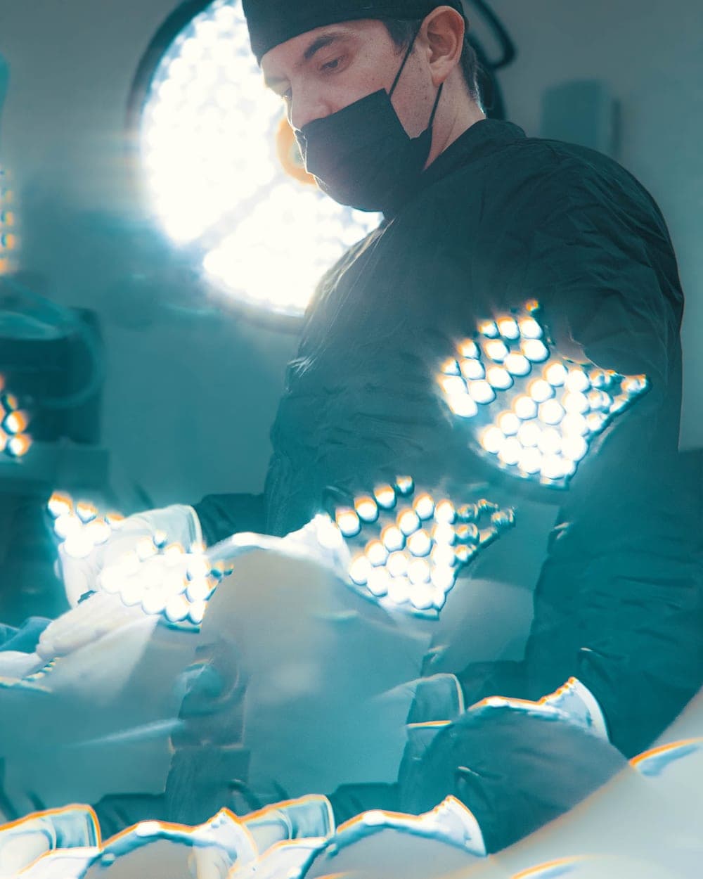 El Dr. Luciano Ríos Lara operando en el Hospital Ángeles Clínica Londres