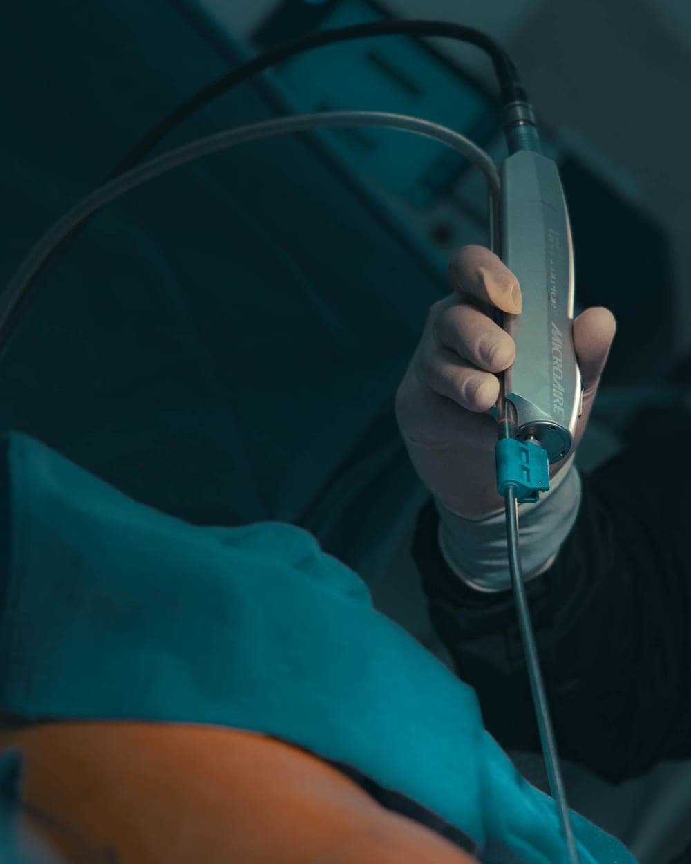 El Dr. Luciano Ríos Lara operando en el Hospital Ángeles Clínica Londres