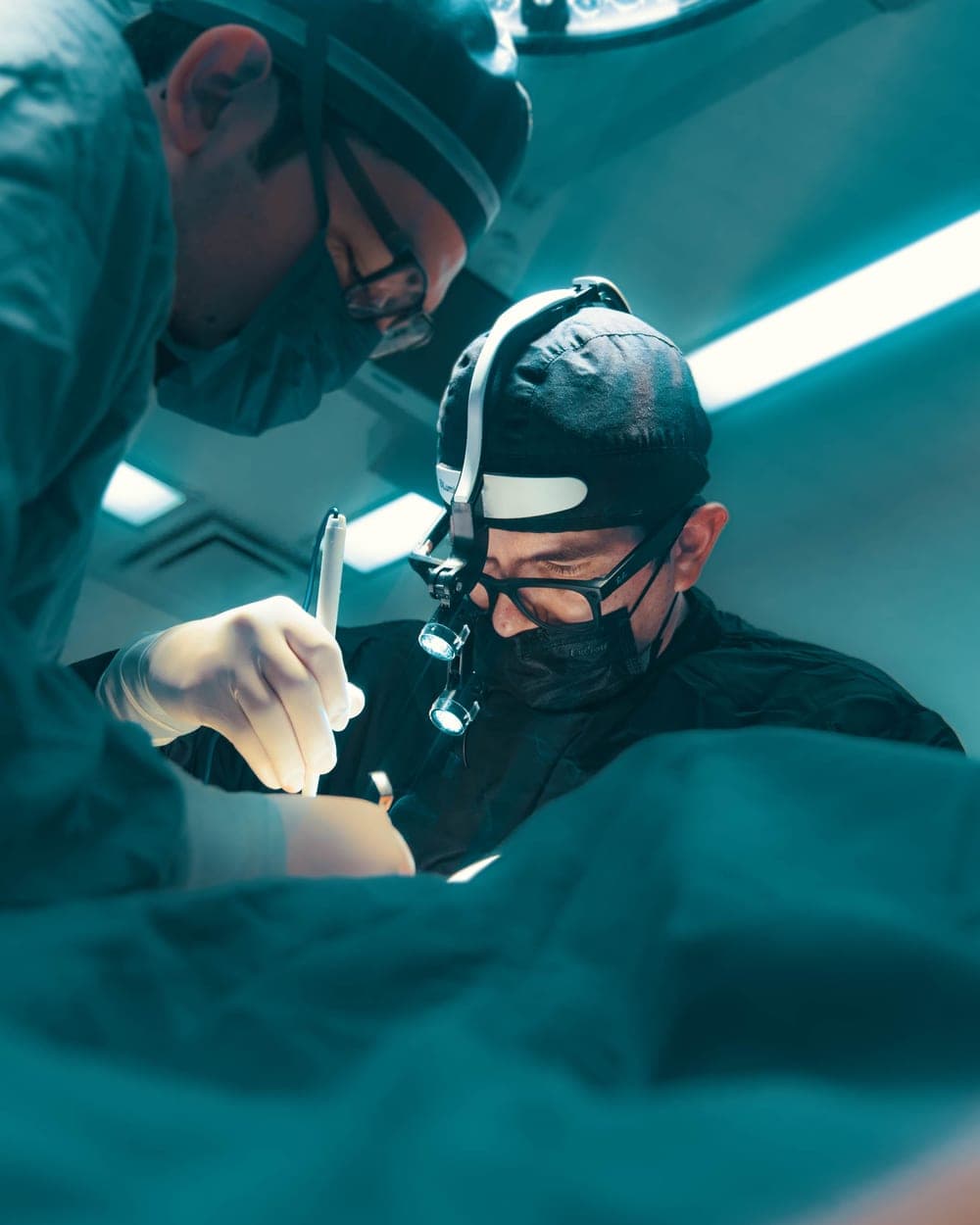 El Dr. Luciano Ríos Lara operando en el Hospital Ángeles Clínica Londres
