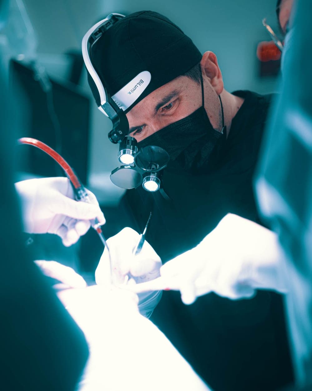 El Dr. Luciano Ríos Lara operando en el Hospital Ángeles Clínica Londres